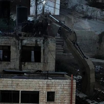 Verificação de factos: vídeo mostra soldados israelitas a atirar corpos de telhado