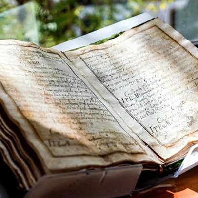 Manuscrito histórico desaparecido há um século aparece à venda online