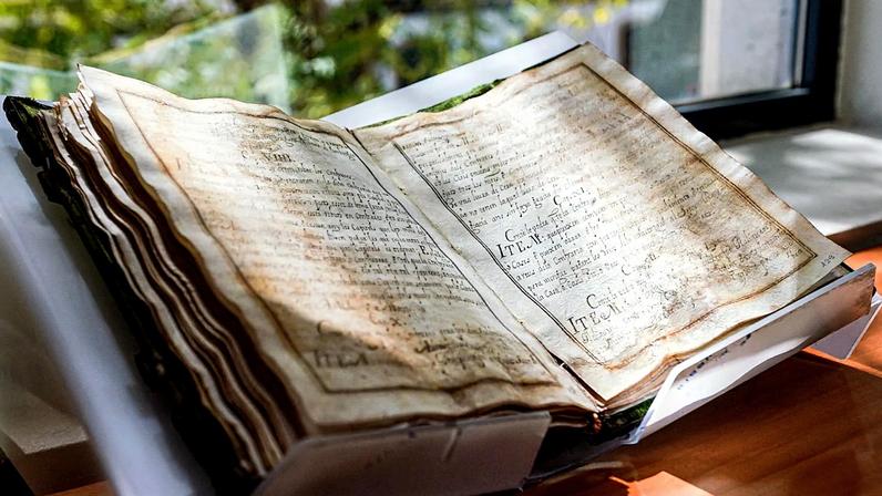 Livro manuscrito do século XVII do Colegio del Arte Mayor de la Seda, em Valência