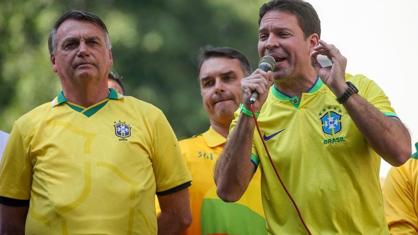 Alexandre Ramagem (à direita), ex-chefe dos serviços secretos do Brasil, 18 de julho de 2024