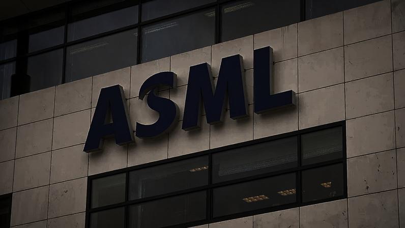 FICHEIRO. O logótipo da ASML no edifício-sede em Veldhoven, Países Baixos, jan. 2023