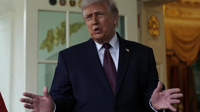 O Presidente Donald Trump fala no exterior da Sala Oval da Casa Branca, segunda-feira, 13 de abril de 2026, em Washington. (AP Photo/Alex Brandon)