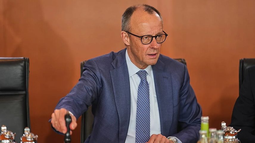 O chanceler alemão Friedrich Merz toca a campainha ao abrir a reunião do gabinete na Chancelaria Federal em Berlim, Alemanha, quarta-feira, 1 de abril de 2026.