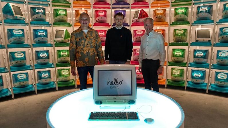 Os fundadores do museu Ed Bindels, Luuk de Rijk e Antonie de Kok, da esquerda, posam no novo Apple Museum, nos Países Baixos