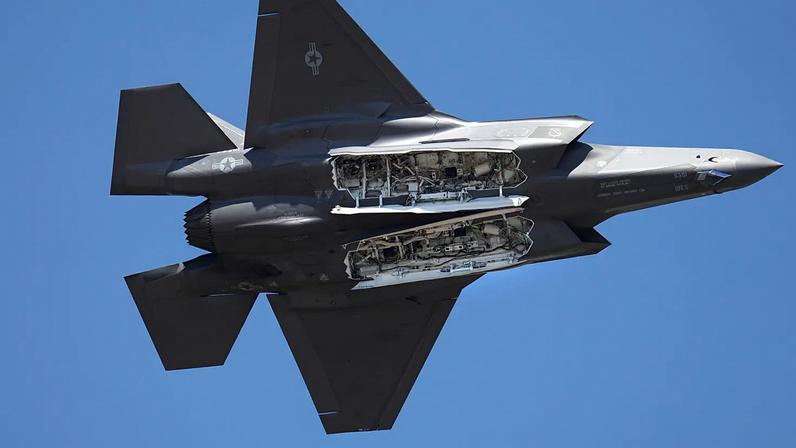 F-15 abatido no Irão: como os pilotos aprendem a sobreviver