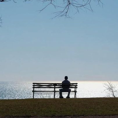 Sentir-se isolado pesa mais do que estar sozinho, diz estudo