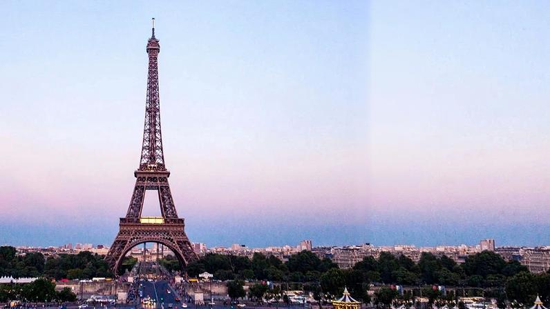 Pedaço raro da Torre Eiffel vai a leilão