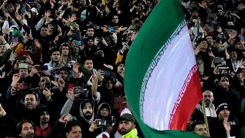 Adeptos iranianos festejam depois de a sua equipa se ter qualificado para o Campeonato do Mundo de Futebol de 2026 ao vencer um jogo de futebol entre o Irão e o Uzbequistão em Teerão, 25 de março de 2025
