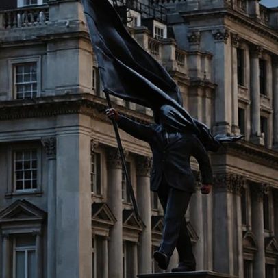Estátua misteriosa em Londres levanta dúvidas se é Banksy