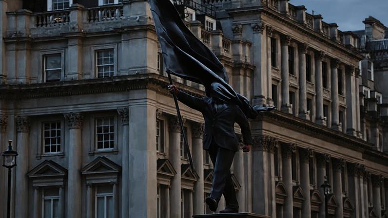 Estátua misteriosa em Londres levanta dúvidas se é Banksy