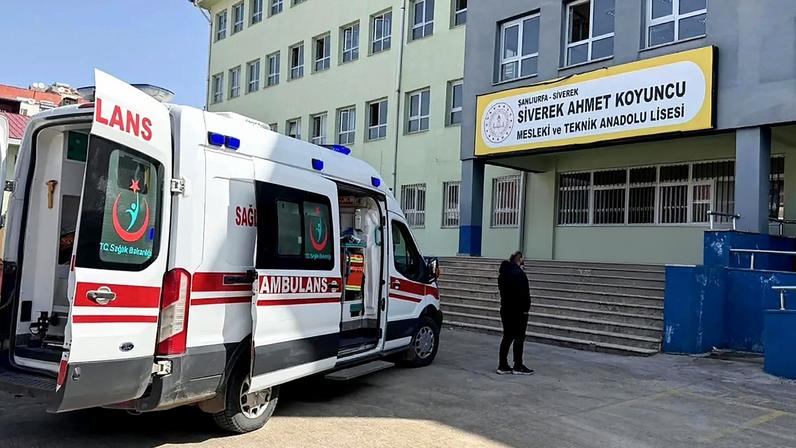 Forças de segurança turcas e equipas de emergência encontram-se no pátio de uma escola secundária onde um atacante abriu fogo, em Siverek