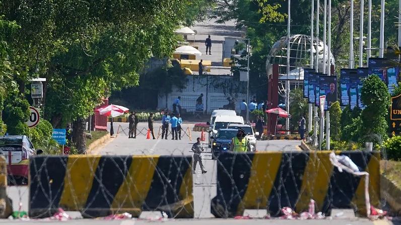 Agentes da polícia vigiam uma estrada barricada em Islamabad, Paquistão, sexta-feira, 10.04.2026.
