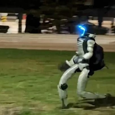 Robô humanoide persegue javalis em Varsóvia, Polónia