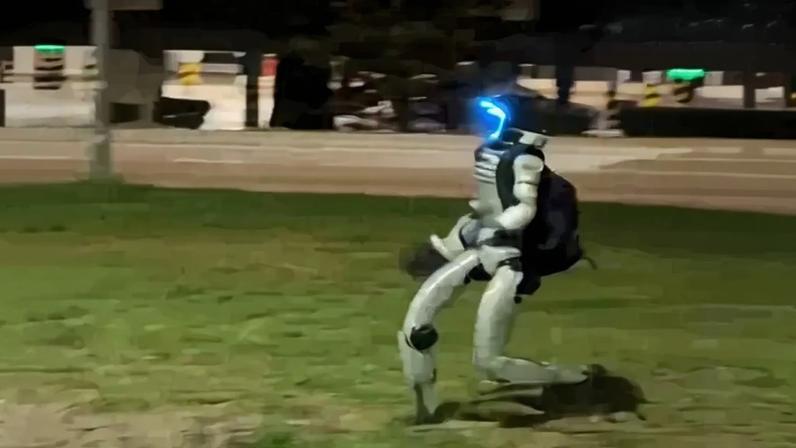 O protagonista do vídeo é Edward Warchocki, um robô humanoide fabricado na China, cuja personalidade exuberante foi criada na Polónia