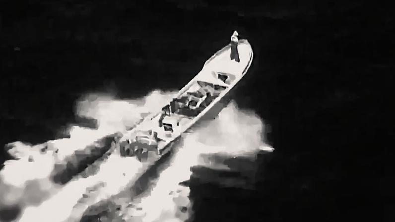 ARQUIVO - Uma embarcação acusada de tráfico de droga no leste do Oceano Pacífico pouco antes de ser destruída pelo exército dos EUA, matando duas pessoas e ferindo uma, em 23 de janeiro de 2026