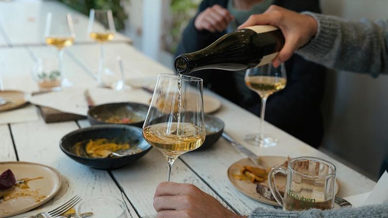 Vinho a ser servido no Heurige Liszt, adega e restaurante no Burgenland