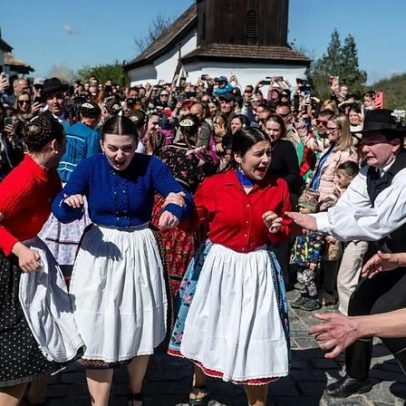 Hungria: tradição de Páscoa molha mulheres com água em Hollókő
