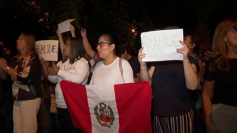 Cartaz com a palavra «Fraude» durante manifestação de apoiantes do partido Renovación Popular em frente ao Júri Nacional de Eleições, em Lima