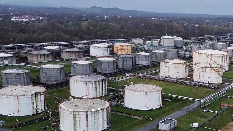 Grandes tanques de petróleo em frente à refinaria da BP em Gelsenkirchen, um dos maiores produtores de combustível da Alemanha, quarta-feira, 11 de março de 2026.