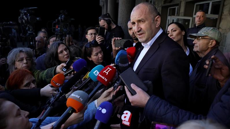 Sondagens apontam vitória de Rumen Radev nas legislativas da Bulgária