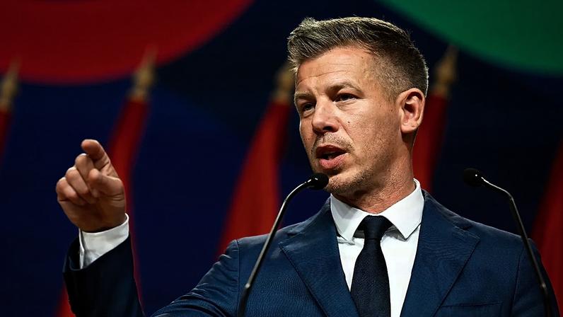 O novo primeiro-ministro da Hungria, Péter Magyar, fala aos meios de comunicação social em Budapeste, 12 de abril de 2026