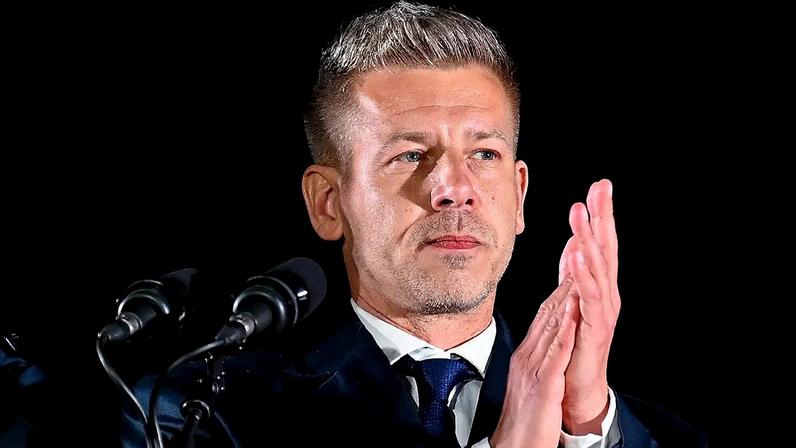 Peter Magyar, líder do partido da oposição Tisza, fala com os seus apoiantes após o anúncio dos resultados parciais das eleições parlamentares, em Budapeste, na Hungria.