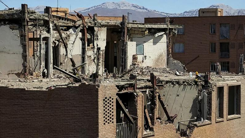 Danos visíveis num edifício residencial no sudeste de Teerão, 14 de abril de 2026