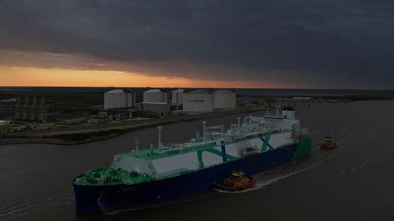 Parte do terminal Golden Pass, no Texas, um navio metaneiro na sua primeira expedição de exportação.