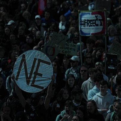 Estudantes checos protestam contra cortes nos meios de comunicação públicos