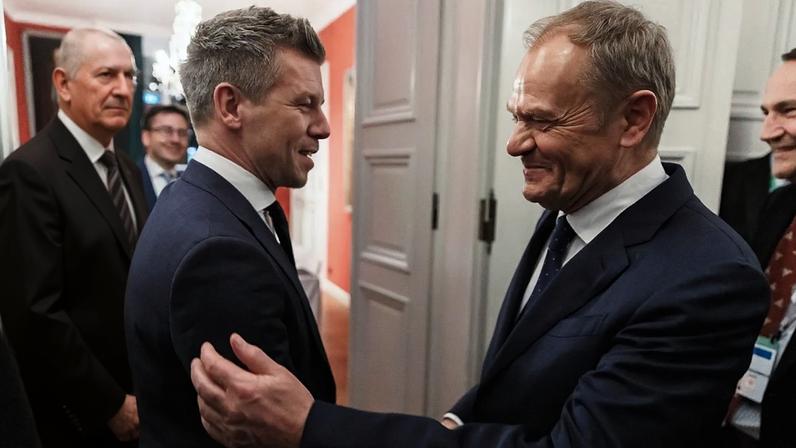 Polónia espera melhorar relações com Hungria após mudança de governo