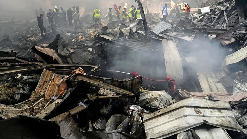 Equipas de emergência trabalham no local de um ataque aéreo israelita que atingiu um edifício de habitação em Beirute, no Líbano