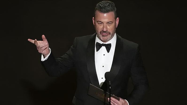 Jimmy Kimmel apresenta o prémio para o melhor documentário de curta-metragem durante os Óscares em Los Angeles, 15 de março de 2026