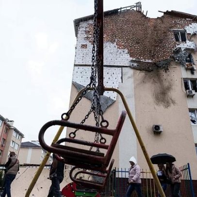 Oito mortos num ataque russo maciço; Kiev pede cessar-fogo na Páscoa