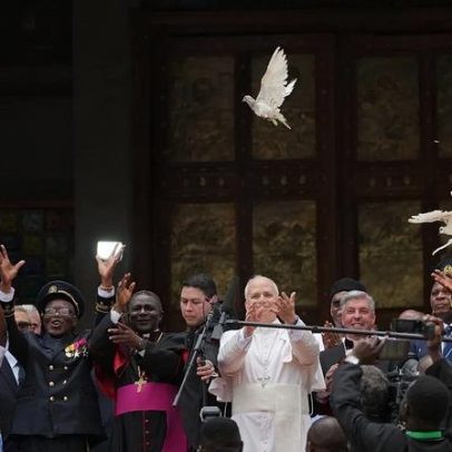 Camarões: multidão recebe o Papa Leão XIV, que apela à paz