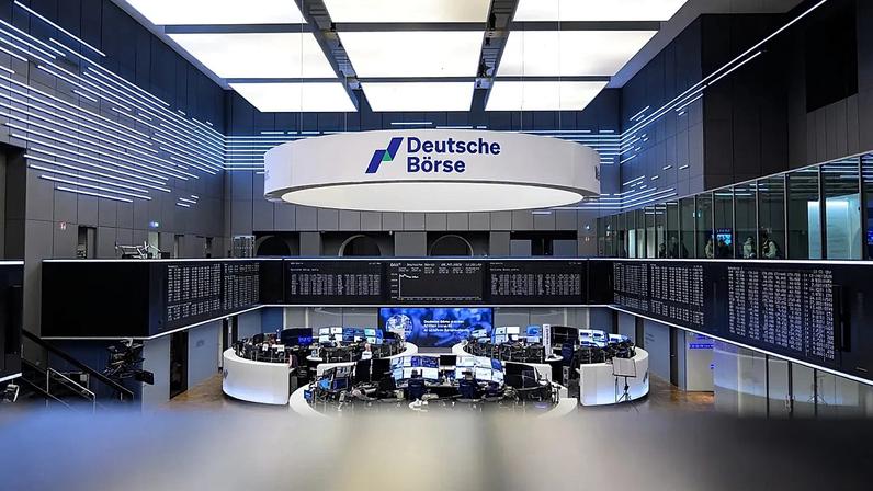 Vista da sala de negociações com painéis eletrónicos na Bolsa de Frankfurt, quarta-feira, 8 de abril de 2026