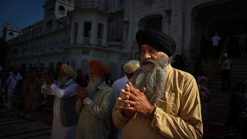 Fiéis sikh chegam para prestar homenagem ao Templo Dourado, o santuário mais sagrado do sikhismo
