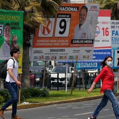 Peru realiza voto para eleger quarto presidente em dez anos