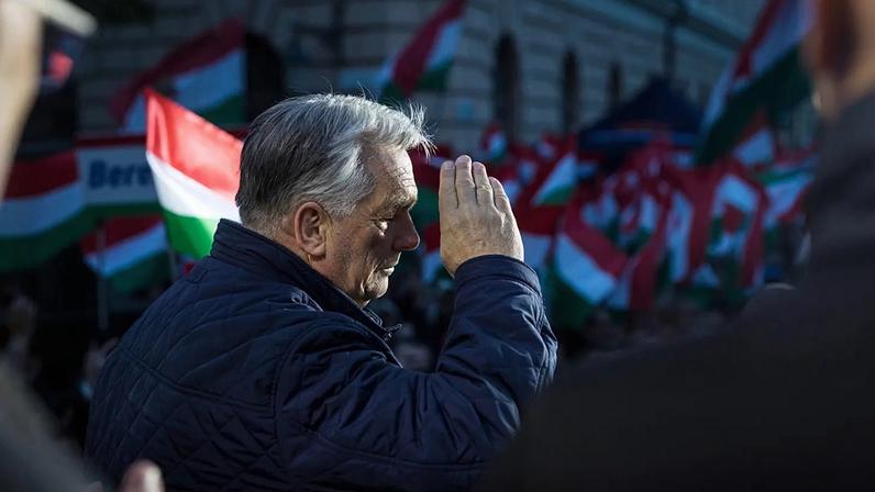 O primeiro-ministro húngaro, Viktor Orbán, faz campanha em Debrecen a 9 de abril de 2026.