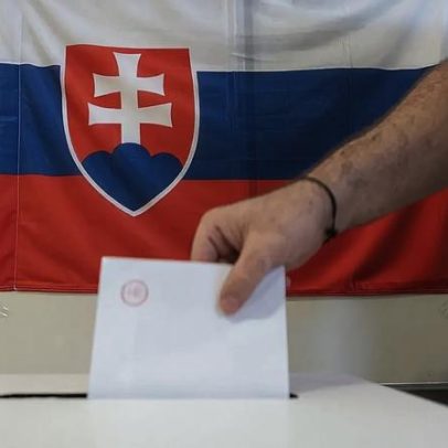 Eslováquia realiza referendo sobre fim de pensões vitalícias a políticos