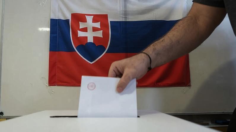 Eslováquia realiza referendo sobre fim de pensões vitalícias a políticos