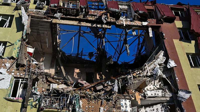 Edifício residencial muito danificado após ataque russo em Odessa, Ucrânia, segunda-feira, 6 de abril de 2026