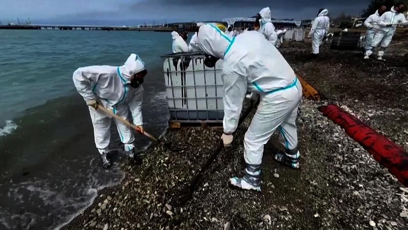 Fumo cobre Tuapse após ataques de drones ucranianos a refinaria