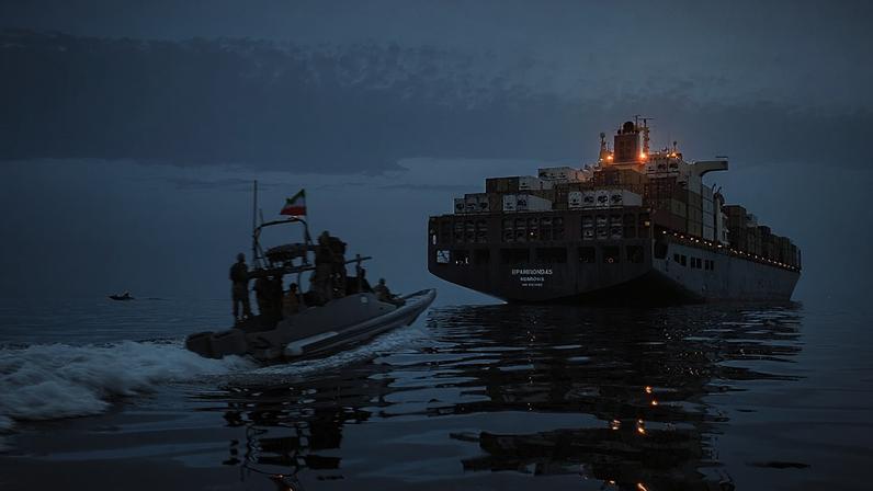 Lancha rápida da Guarda Revolucionária do Irão aproxima-se do cargueiro Epaminondas, na alegada apreensão de um de dois navios no estreito de Ormuz, 21 abril 2026