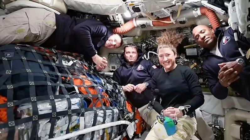 Os astronautas Jeremy Hansen, Reid Wiseman, Christina Koch e Victor Glover aparecem numa videoconferência a partir da órbita da Lua na quinta-feira, 2 de abril de 2026.