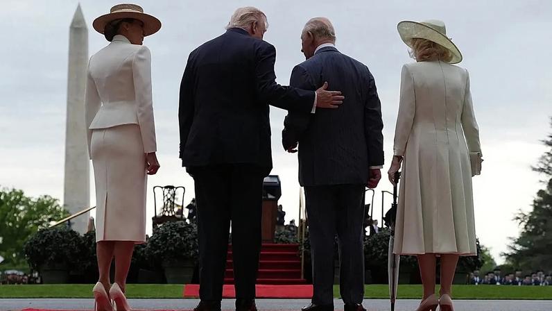 O Presidente dos EUA, Donald Trump, fala com o Rei Carlos III da Grã-Bretanha no relvado sul da Casa Branca, 28 de abril de 2026