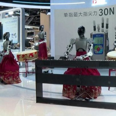 Robôs humanoides boxeiam e atuam em feira de IA em Hong Kong