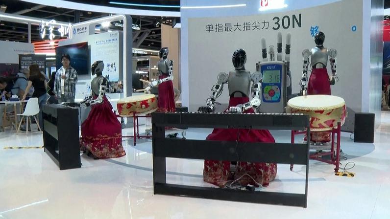 Quatro robots humanoides tocam teclados e bateria na InnoEX 2026 em Hong Kong
