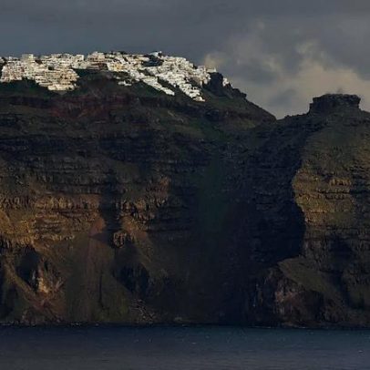 Proteção civil restringe permanência e tráfego no porto de Santorini