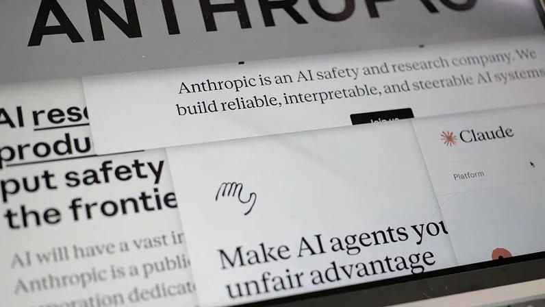 FOTO DE ARQUIVO - Páginas do site da Anthropic e o logótipo da empresa são exibidos num ecrã de computador em Nova Iorque, em 26 de fevereiro de 2026