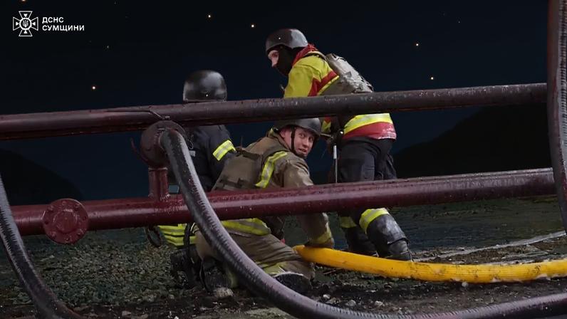 Bombeiros combatem incêndio após ataque russo
